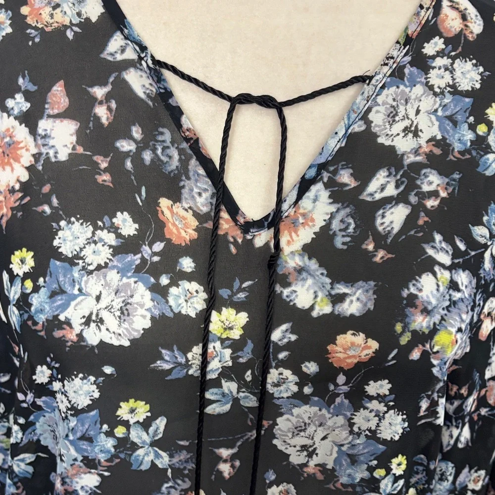 728 Carmen Marc Valvo Black and Blue Floral Blouse. SzS - Picture 7 of 8